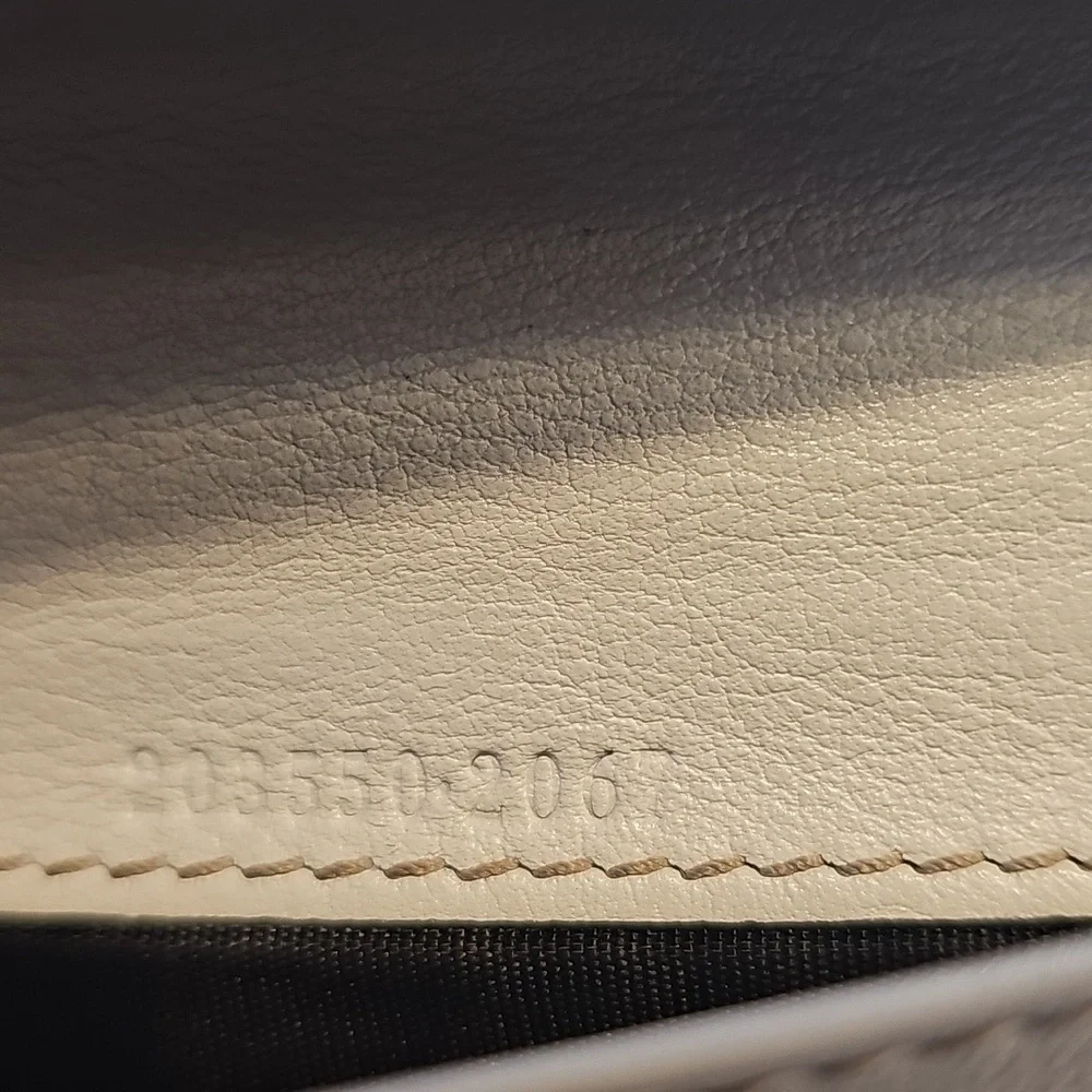 Vintage Gucci Wallet with Heart Detail - Picture 15 of 15